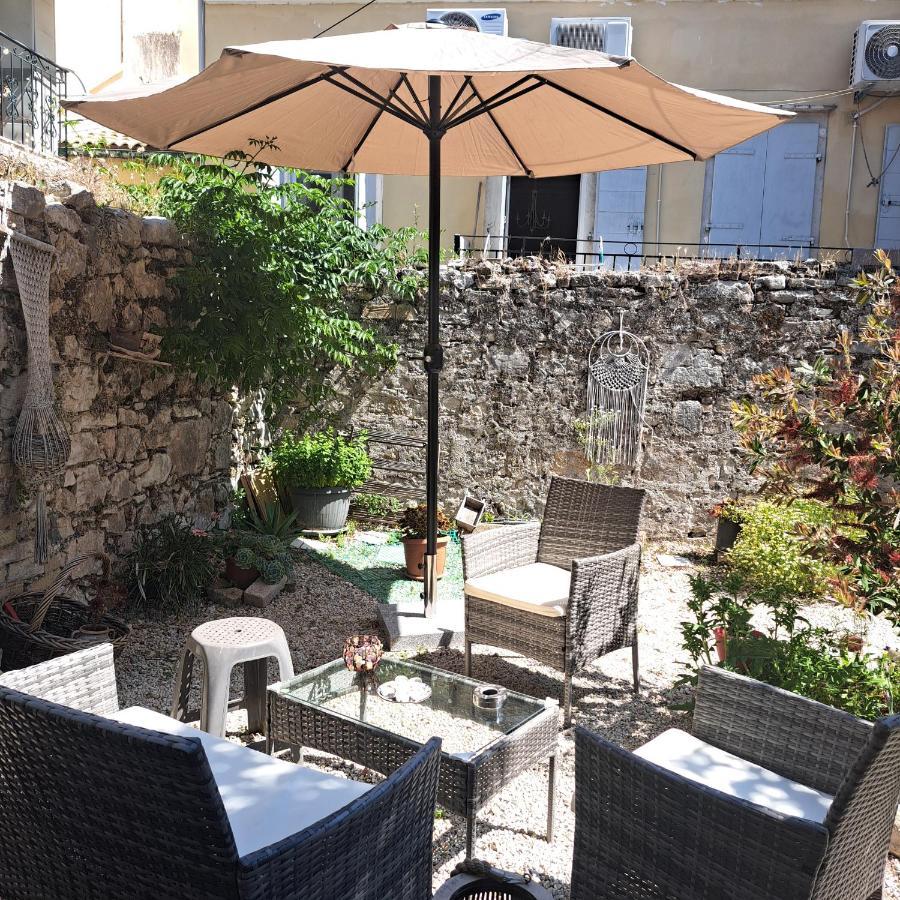 Appartement Luxury Family House With Backyard Mantouki